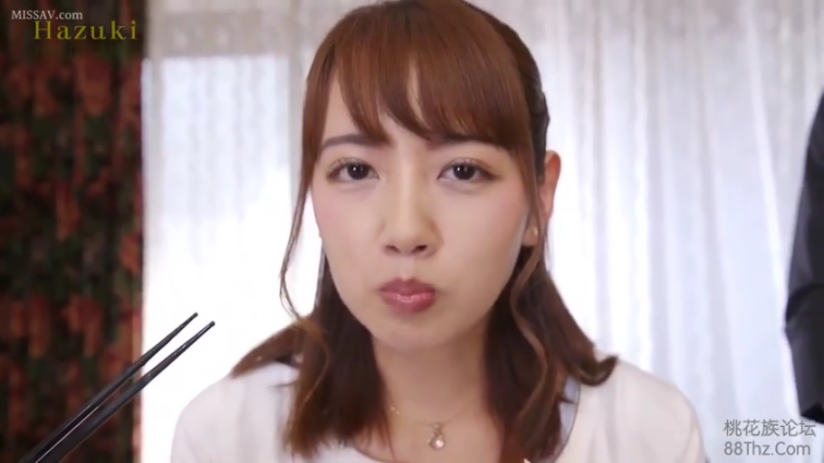 室内 · 脸部特写 · 自然 · 居家 · 白色上衣 · 正坐 · 进食 · 筷子