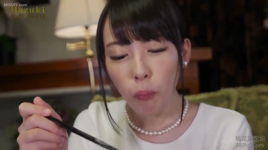 室内 · 坐姿 · 脸部特写 · 珍珠项链 · 用餐 · 筷子 · 闭嘴