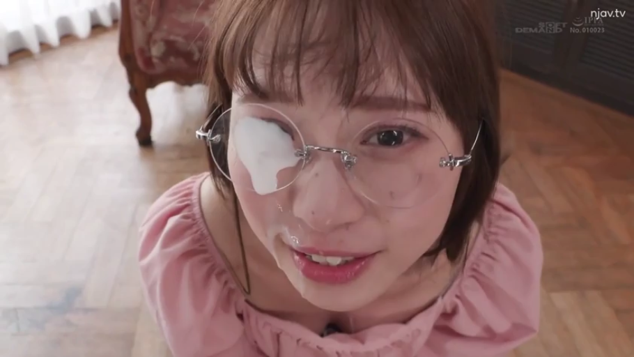 Indoor · Close-up of the face · Kneeling posture · Pink top