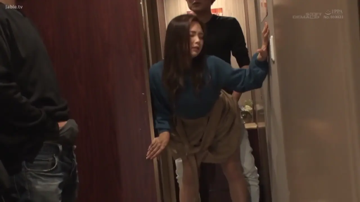 Medium shot · Standing Posture · Corridor · 多人 · 冷漠 · 工装 · 排队轮奸