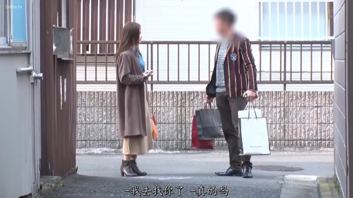 Conversation · Whole body · Standing Posture · 自然 · Outdoor street · 购物袋 · 日常对话 · 毛呢大衣