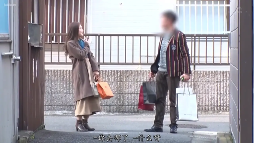 行走 · 日常场景 · Outdoor street · 购物袋 · Full body long shot · Shopping · 风衣大衣