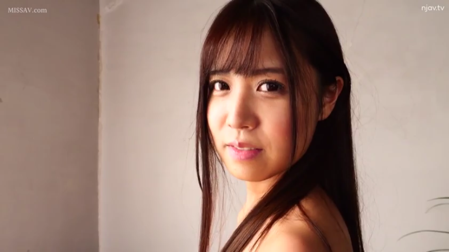 Indoor · 单人 · 自然 · Gaze · 头部特写 · 吊带内衣 · 侧身回头