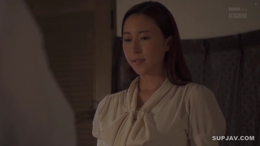 室内 · 站立 · 白色衬衫 · 半身特写 · 凝视 · 长发 · 温柔