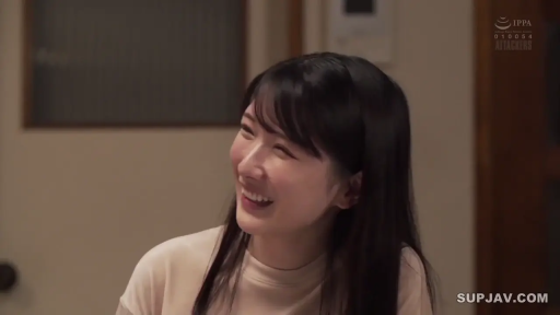 坐姿 · 安全带 · 脸部及上半身 · 宠物狗 · 灰色无袖衫 · 汽车内 · 抱狗 · 眯眼微笑