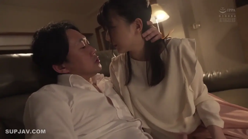 专注 · 中景 · 白襯衫 · 沙发 · 檯燈 · 劇情 · 亲热 · 依偎