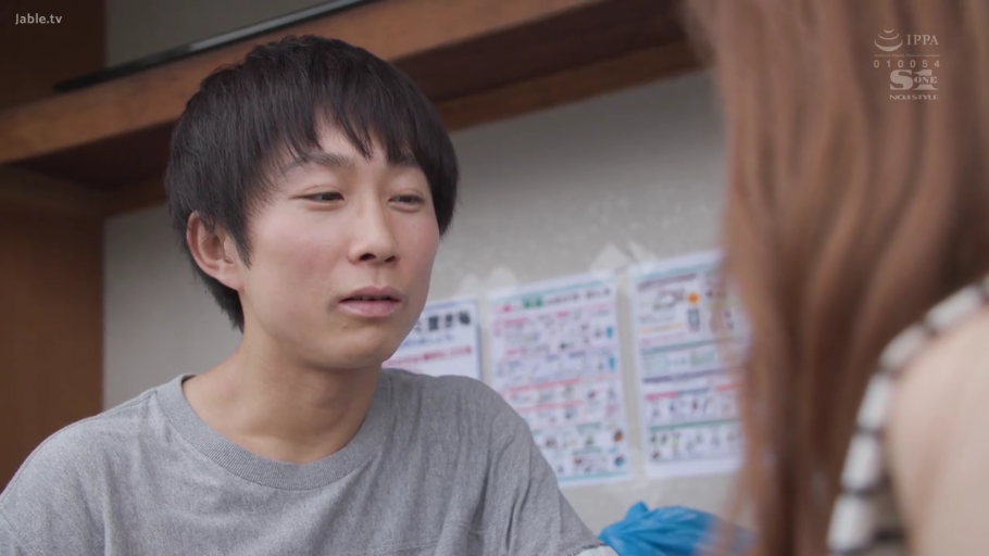 Conversation · Serious · Medium shot · Standing Posture · 阳台 · Daily communication · 条纹无袖上衣