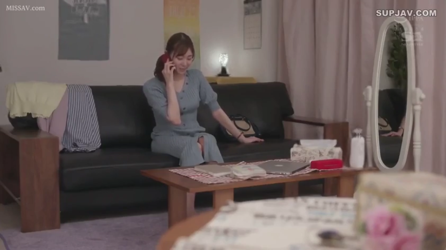 Sitting Posture · 全景 · Smile · Living room · 居家 · 手机 · 打电话 · 蓝色针织裙