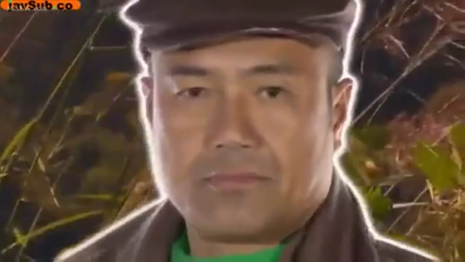 严肃 · 面部特写 · 注视 · 户外 · 正面 · 贝雷帽 · 成年男性