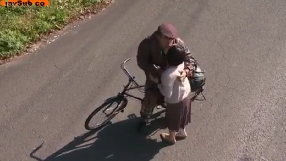 陶醉 · 全景 · 休闲装 · 亲吻 · 户外 · 俯拍 · 站立拥抱 · 自行车