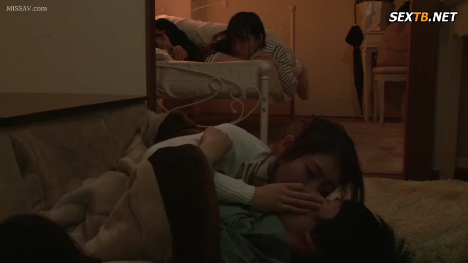 全景 · 房间 · 接吻 · 躺姿 · 居家服 · 视频截图 · 深情 · 暖桌