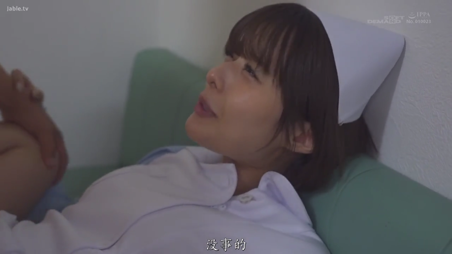 室内 · 站立 · 巨乳 · 中景 · 平静 · 对视 · 口罩 · 黑色紧身上衣