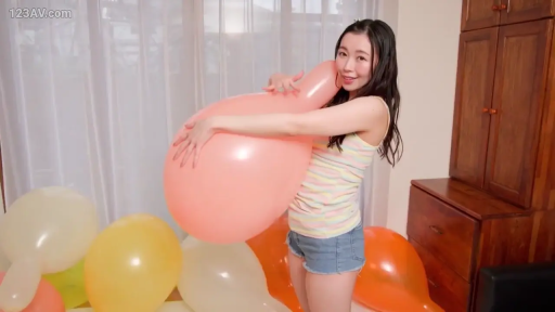 室内 · 站立 · 全景 · 拥抱 · 笑容 · 条纹背心 · 恋物 · 彩色气球