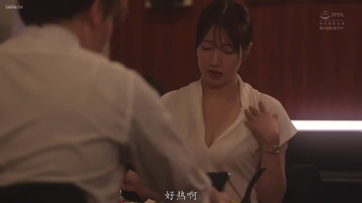 座り姿勢 · 胸部のクローズアップ · 迷離 · 餐厅 · 白色V领上衣 · 拨弄衣领