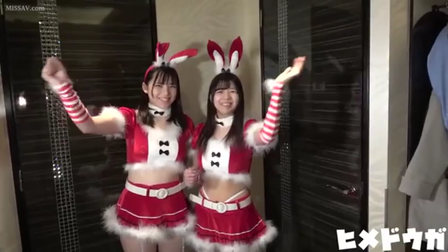 室内 · 中景 · 兔女郎装 · 双人 · 笑容 · 互动 · 兔耳朵 · 站立招手