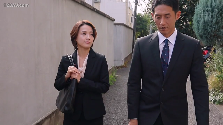 自然 · 半身 · 职业装 · 行走 · 谈话 · 户外 · 职场 · 手包