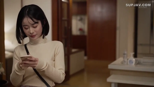 室内 · 站立 · 微笑 · 半身 · 高领毛衣 · 手机 · 短发 · 玩手机