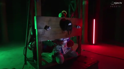 跪姿 · 暗室 · BDSM · 否 · 束缚 · 角色扮演服 · 木制枷锁