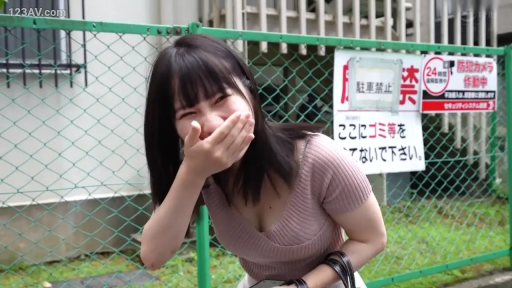 Stand · Medium shot · Package · Life photo · 害羞 · 粉色针织衫 · 捂嘴笑 · 户外围栏旁