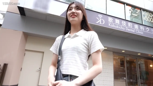 站立 · 白色短袖 · 半身 · 户外街头