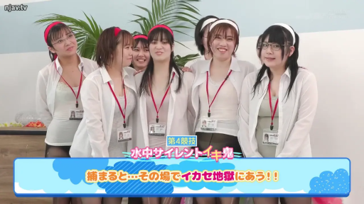 室内 · 站立 · 中景 · 白衬衫 · 微笑 · 多人 · 工牌 · 合影