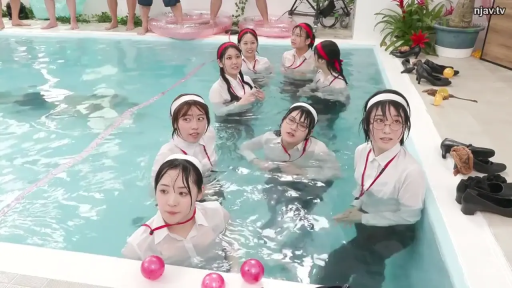 全景 · 自然 · 多人 · 室内泳池 · 游泳圈 · 湿透白衬衫 · 水中浸泡 · 集体湿身