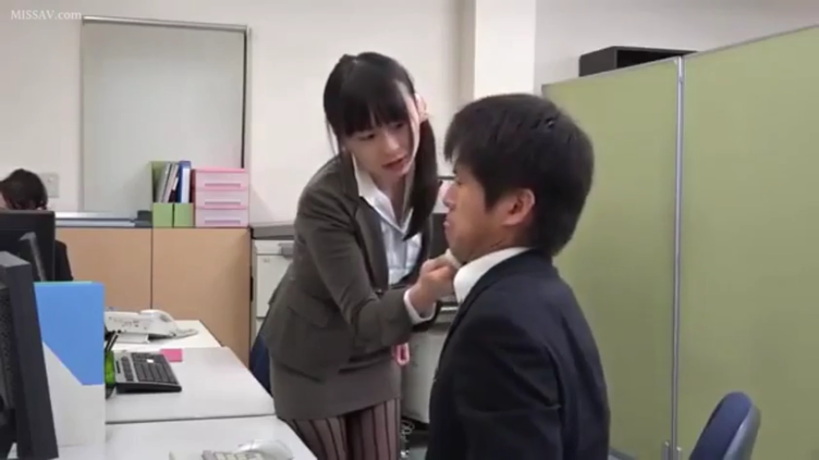 俯身 · 专注 · 办公室 · 中景 · 电脑 · 职业套装 · 职场 · 照顾