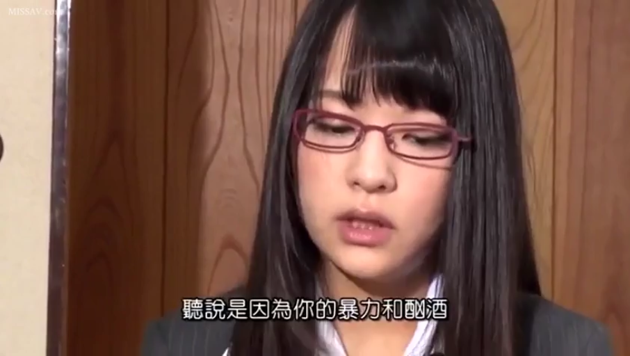 室內 · 嚴肅 · 眼鏡 · 站立 · 面部特寫 · 长发 · 西裝 · 说话