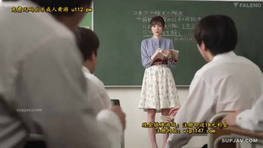 全身 · 教室 · 站立 · 平静 · 黑板 · 碎花裙 · 讲课 · 师生风格