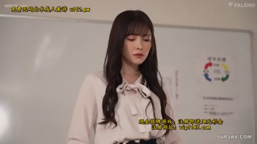 忧郁 · 教室 · 低头 · 站立 · 半身 · 米色上衣 · 白板 · 老师