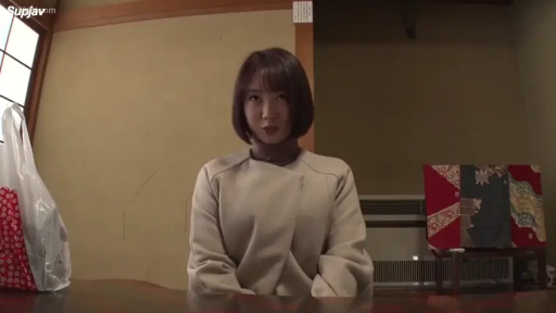 Sitting Posture · Japanese-style room · Medium shot · 平静 · Eye contact · 短发 · Light-colored coat · 购物袋