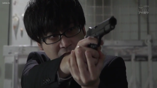 室内 · 半身特写 · 動作 · スーツ · 愤怒 · 持枪 · 拳銃 · 狙う