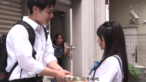 校服 · 站立 · 微笑 · 室外 · 门口 · 书包 · 握手