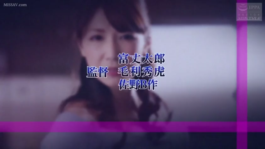 室内 · 严肃 · 脸部特写 · 凝视 · 熟女 · 正面 · 浅色上衣