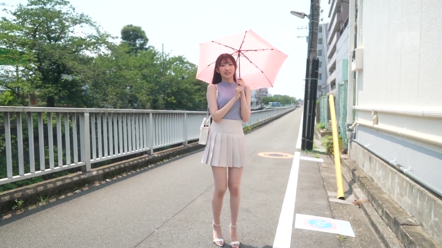 全身 · 户外街道 · 清纯风格 · 正面站立 · 自然微笑 · 白色百褶裙 · 撑伞看镜头 · 粉色遮阳伞