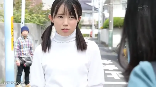 严肃 · 站立 · 面部特写 · 对视 · 双马尾 · 室外街道 · 白色高领毛衣 · 电线杆