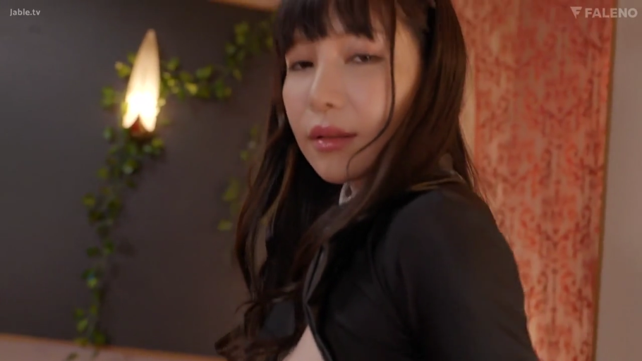 室内 · 脸部特写 · 迷离 · 职业装 · 凝视镜头 · 侧身回头 · 黑色长发