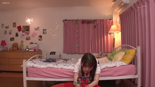 专注 · 卧室 · 居家服 · 远景 · 长发 · 调试手机 · 手机支架 · 趴在床上