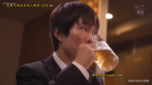 坐姿 · 平静 · 餐厅 · 西装 · 男性 · 侧脸 · 喝酒 · 啤酒杯