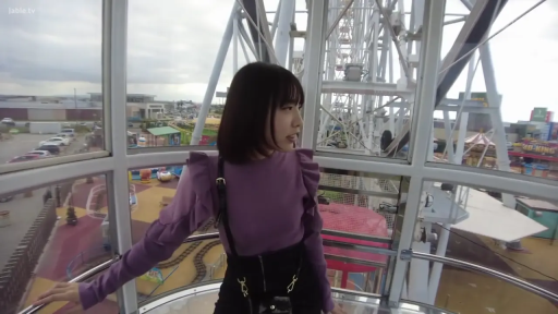 中景 · 自然 · ショルダーバッグ · 站立侧身 · 紫色荷叶边上衣 · 观光 · 摩天轮车厢