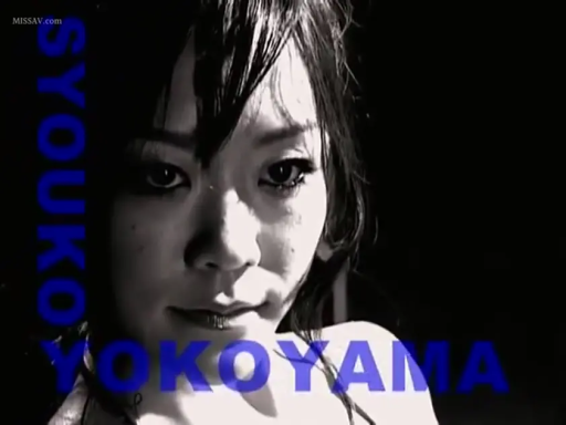 室内 · 脸部特写 · 凝视 · 正面 · 吊带 · 魅惑 · 黑白