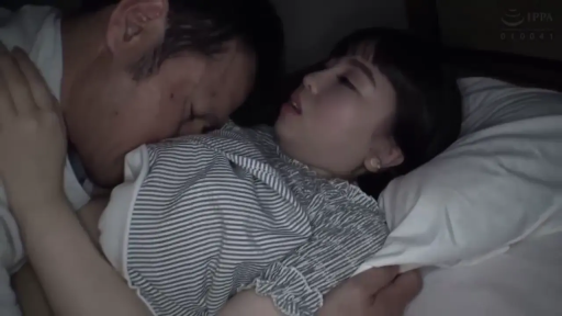 脸部 · 卧室 · 闭眼 · 枕头 · 仰卧 · 亲吻 · 睡衣 · 亲热