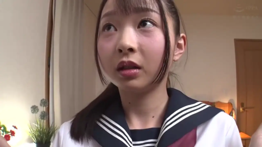 卧室 · 校服 · 站立 · 面部特写 · 注视 · 家具 · 惊讶