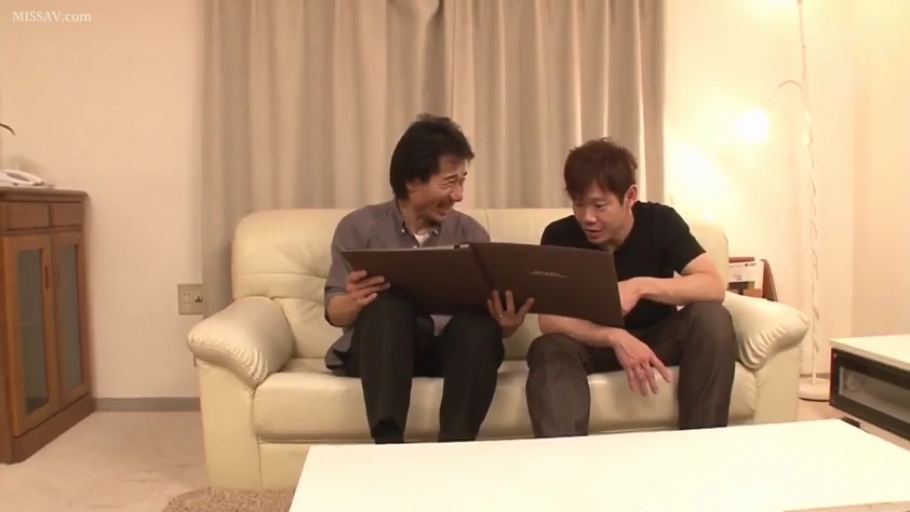 座り姿勢 · 中景 · リビング · カジュアルウェア · 笑容 · 熟男 · 相册 · 看相册