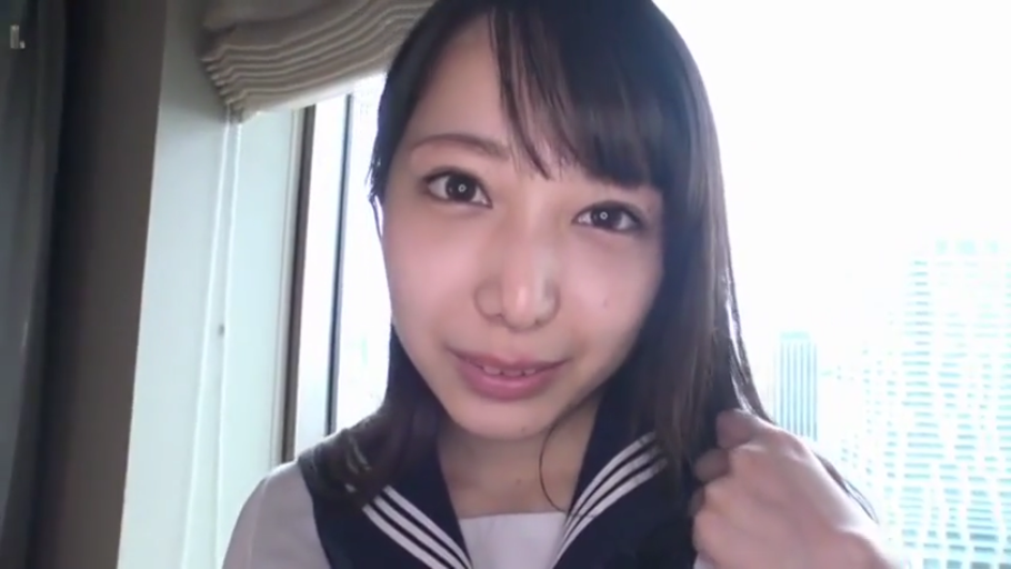 脸部 · 站立 · 微笑 · 注视 · 水手服 · 窗边 · 高楼背景