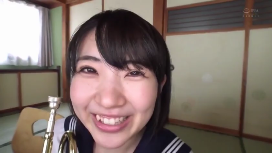 臉部特寫 · 第一人稱視角 · 和室 · 微笑 · 水手服 · 凑近镜头 · 握持乐器 · 小号