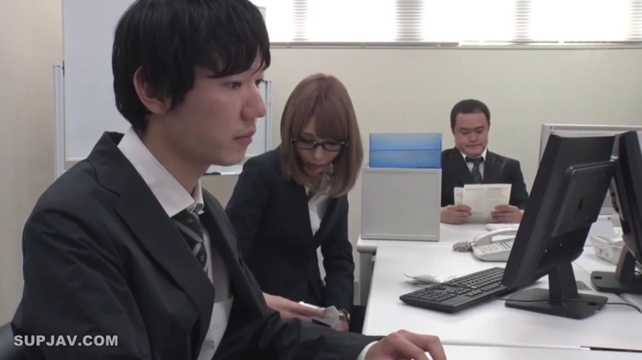 坐姿 · 严肃 · 办公室 · 电脑 · 办公 · 西装 · 职场