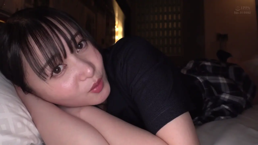 臥室 · 平靜 · 枕頭 · 面部特寫 · 注視 · 趴臥 · 黑色上衣