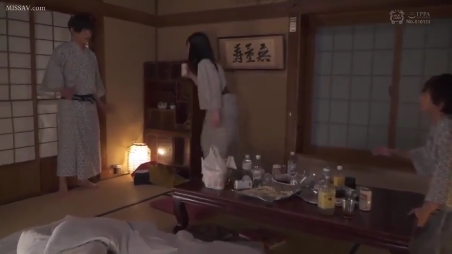 站立 · 和室 · 多人 · 模糊 · 浴衣 · 聚餐 · 矮桌