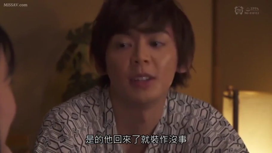 室内 · 交谈 · 脸部特写 · 自然 · 剧情 · 侧坐 · 花纹衬衫